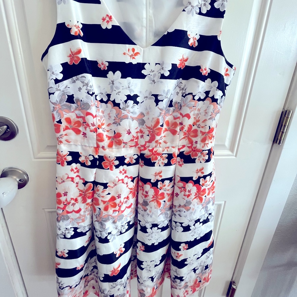 Beautiful DB super flattering spring/summer dress!